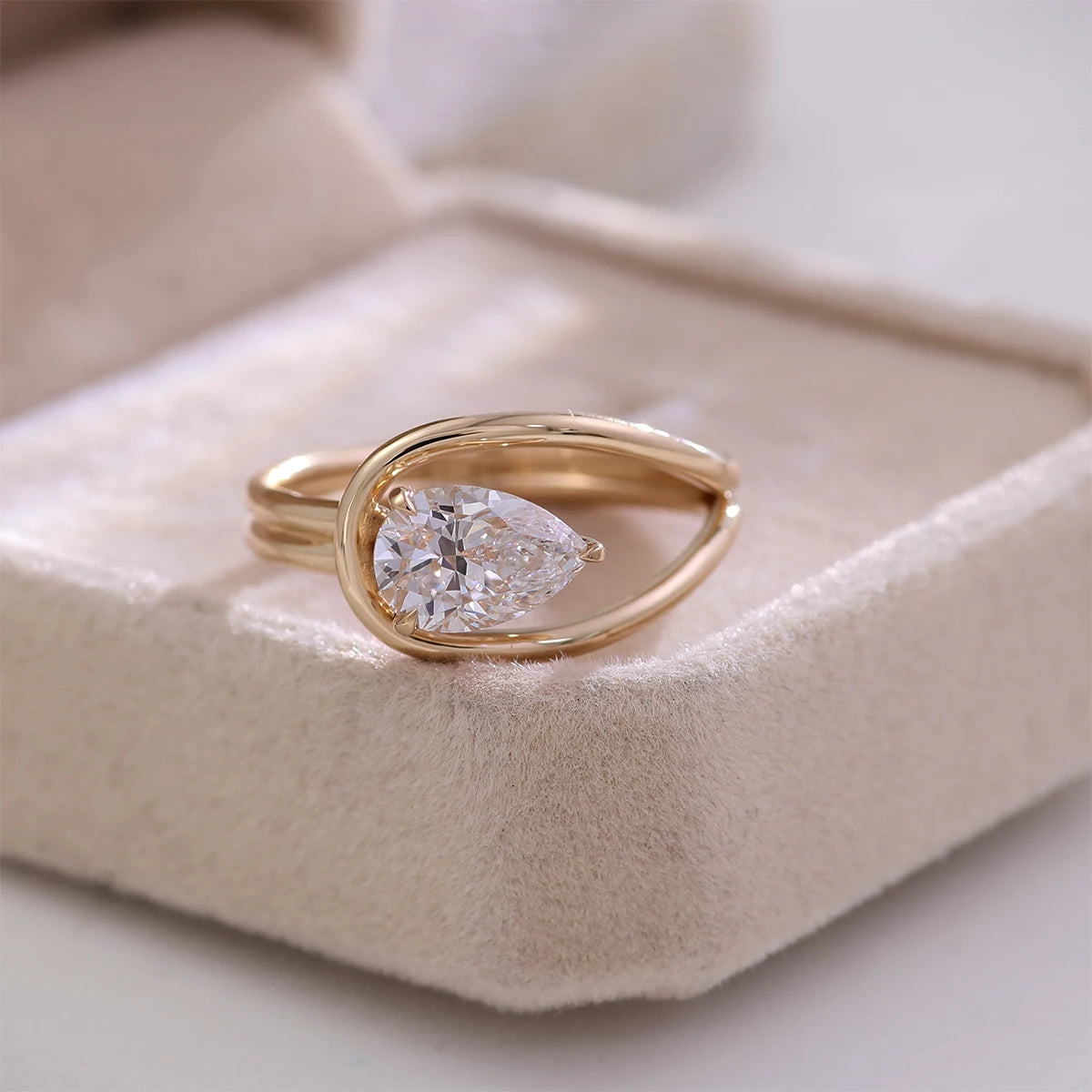 Provence real 18K Yellow Gold Pear diamond ring